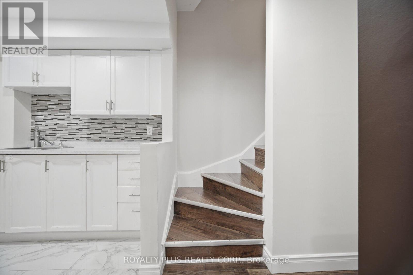 452 JAY CRESCENT - 33