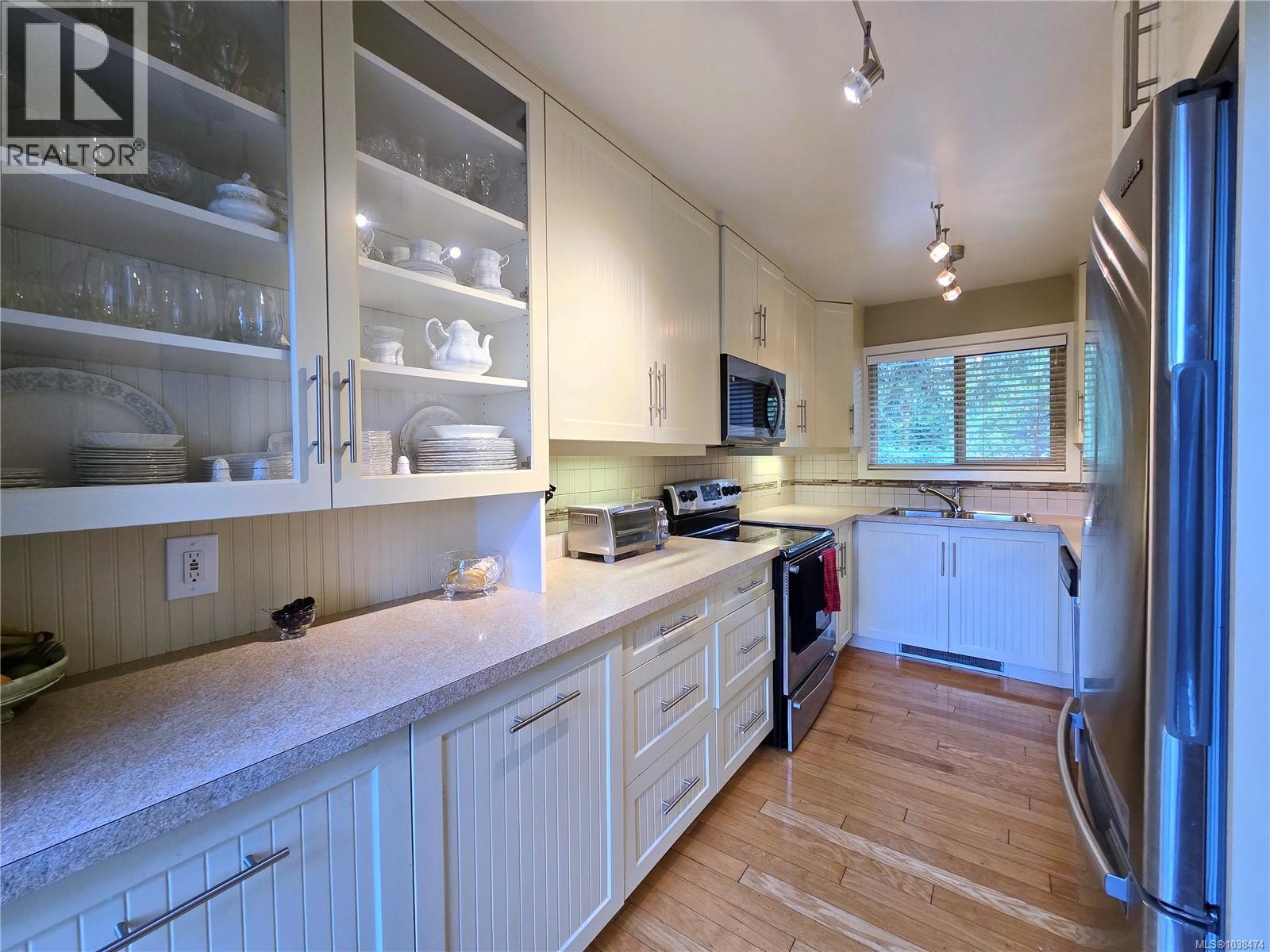 #1 946 Selkirk Ave - 4