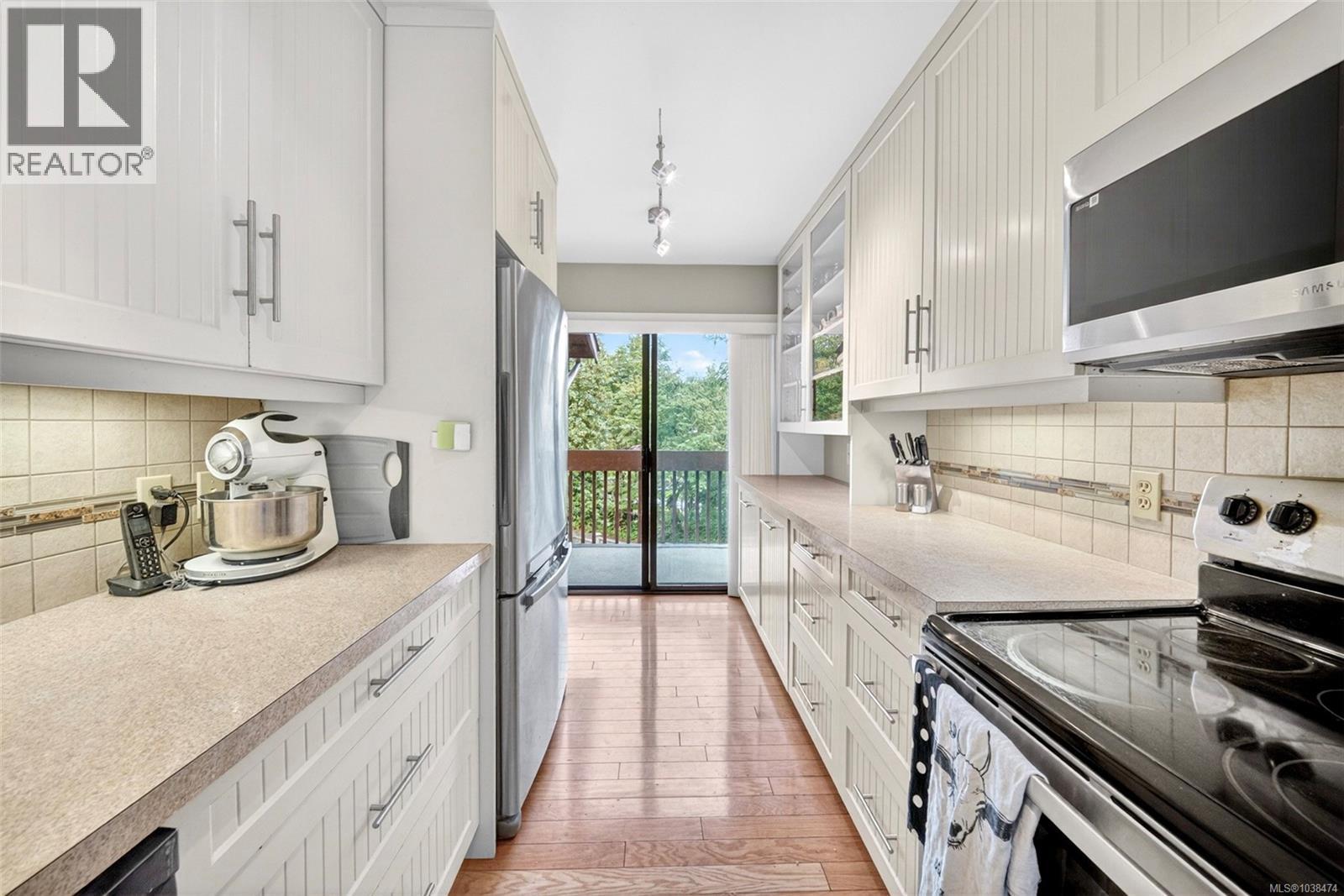 #1 946 Selkirk Ave - 9