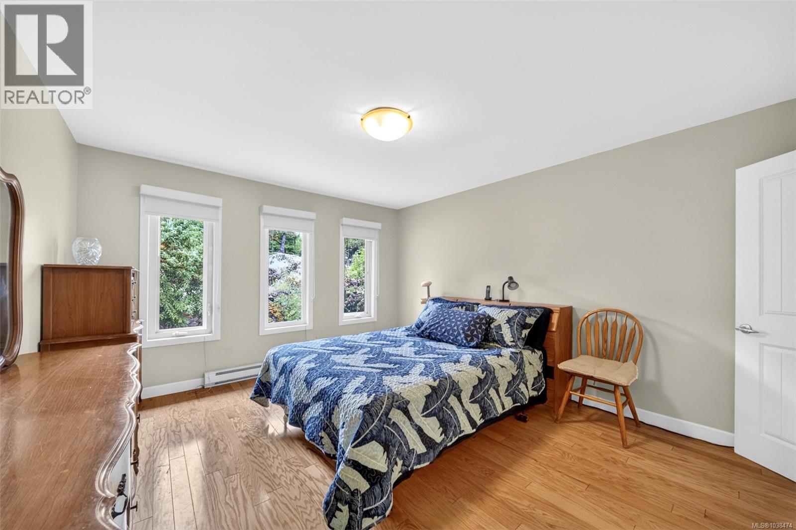 #1 946 Selkirk Ave - 23