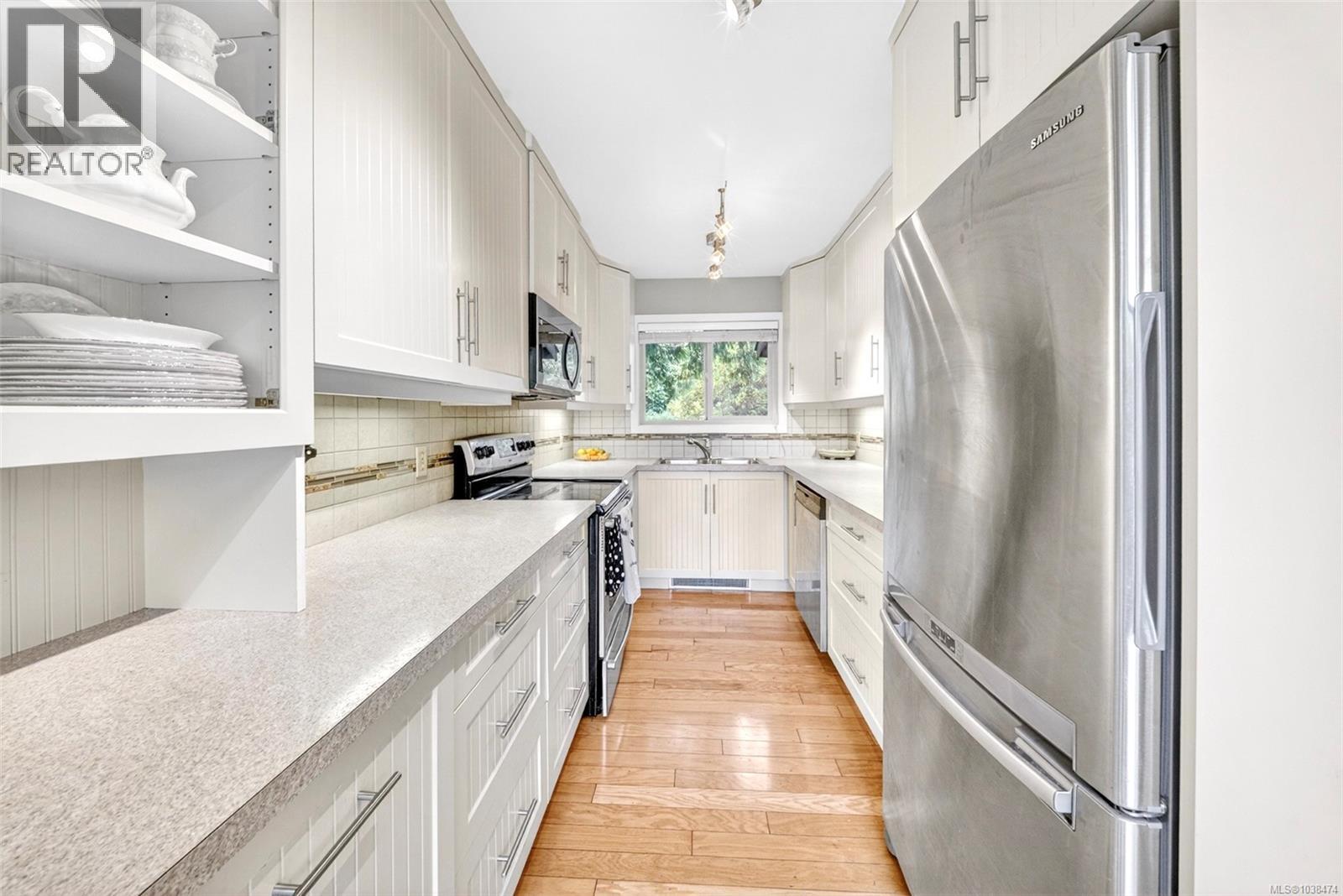 #1 946 Selkirk Ave - 2