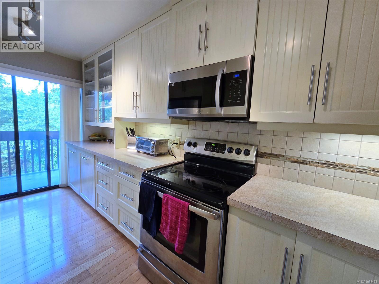 #1 946 Selkirk Ave - 3