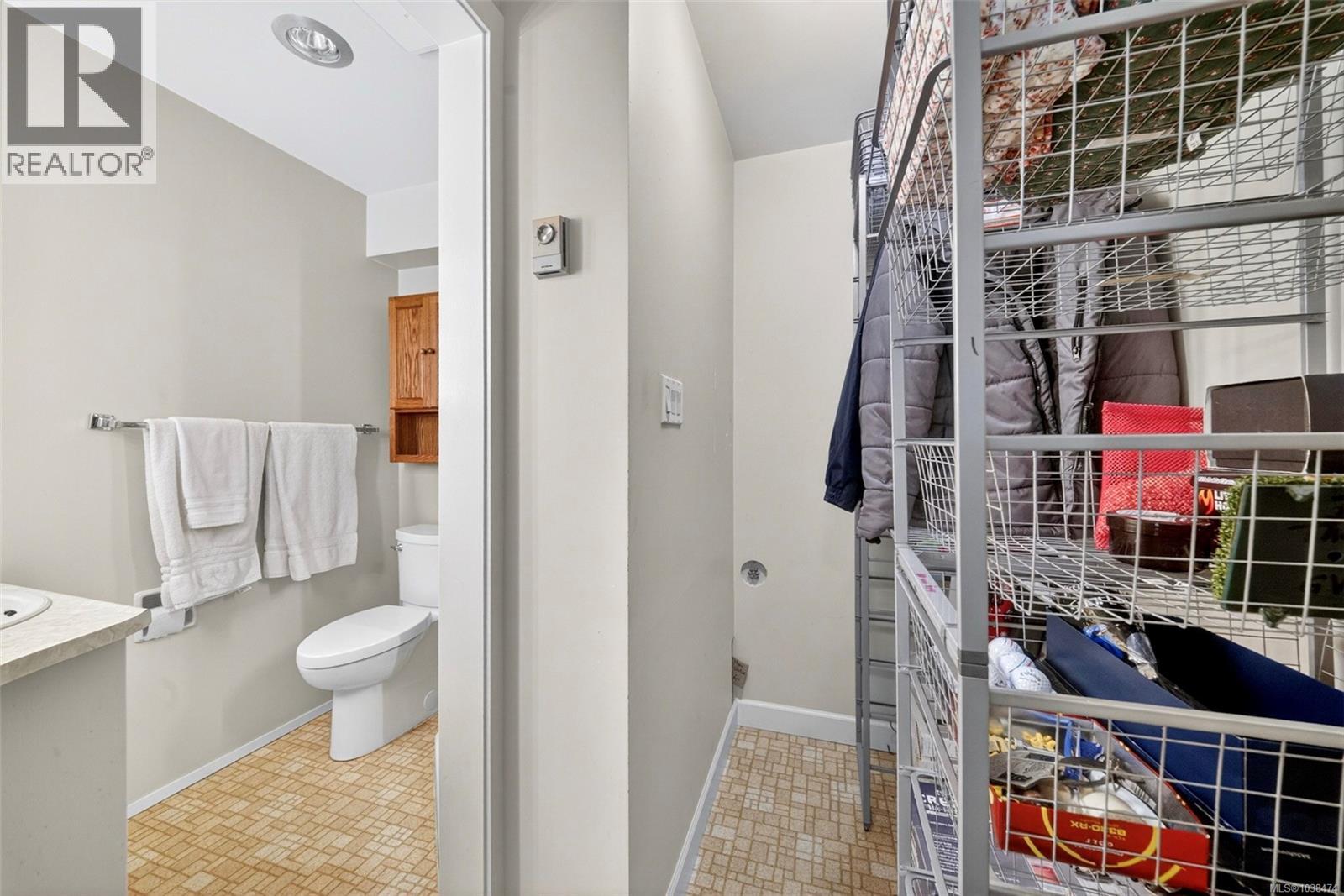#1 946 Selkirk Ave - 34