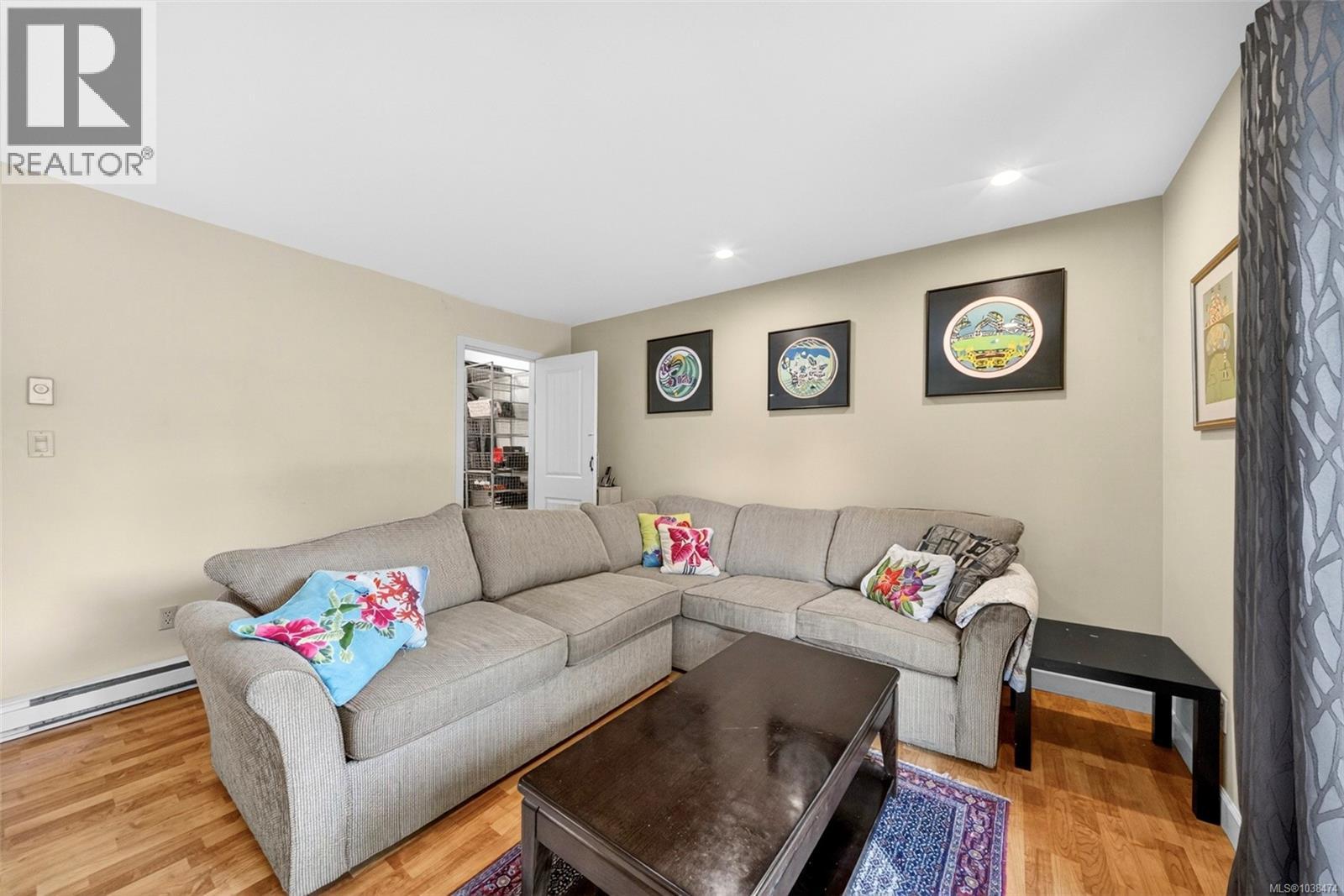 #1 946 Selkirk Ave - 33