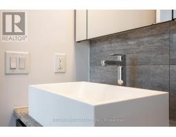 1106 - 15 Iceboat Terrace, Toronto, ON M5V4A5 Photo 13