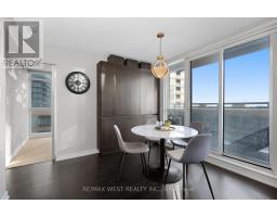 1106 - 15 Iceboat Terrace, Toronto, ON M5V4A5 Photo 6