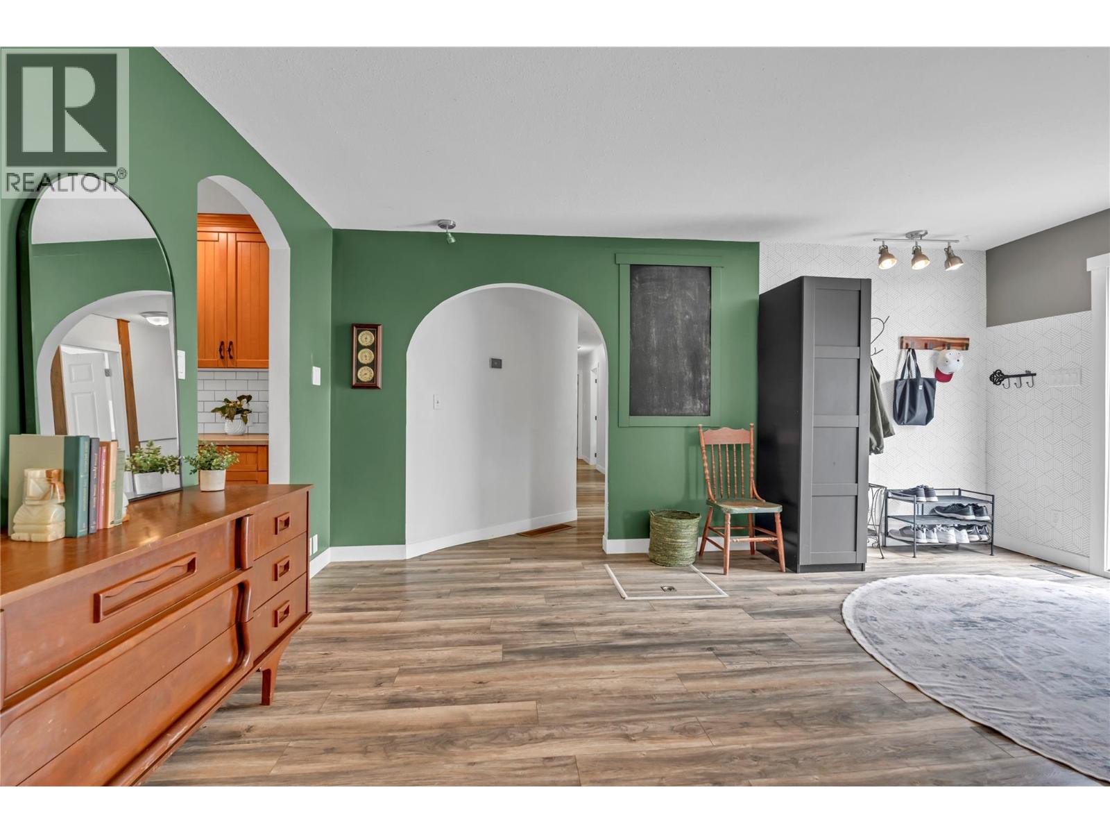 10816 Victoria Road S - 20