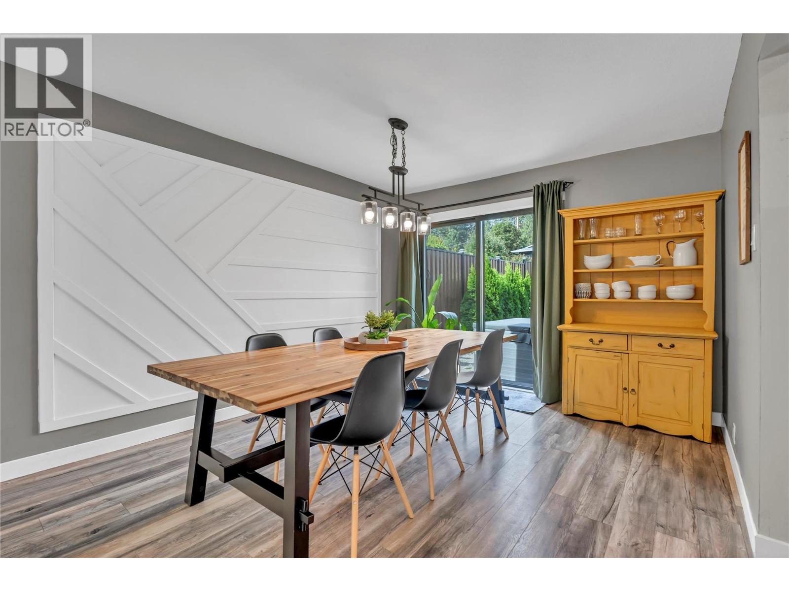 10816 Victoria Road S - 14