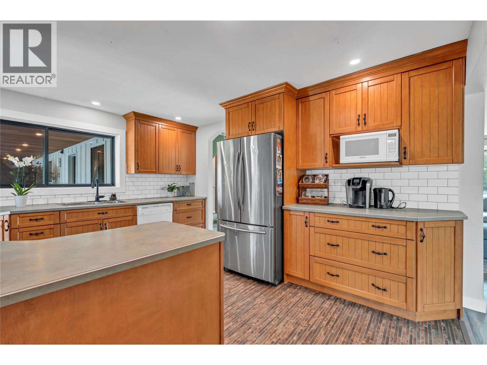 10816 Victoria Road S - 10