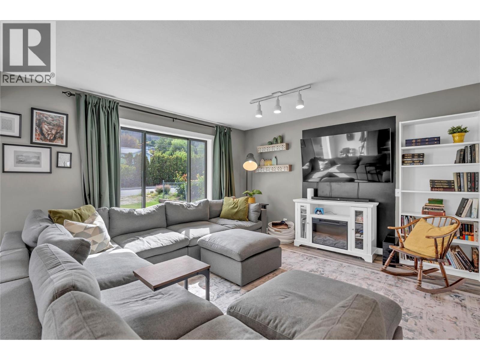10816 Victoria Road S - 18