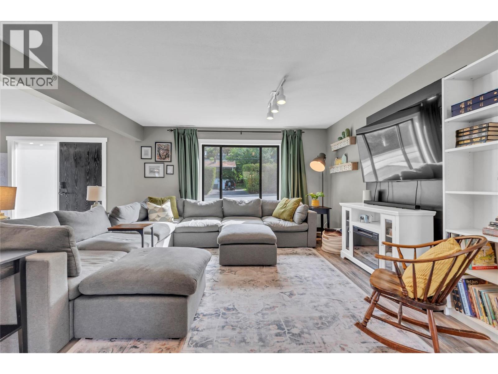 10816 Victoria Road S - 17