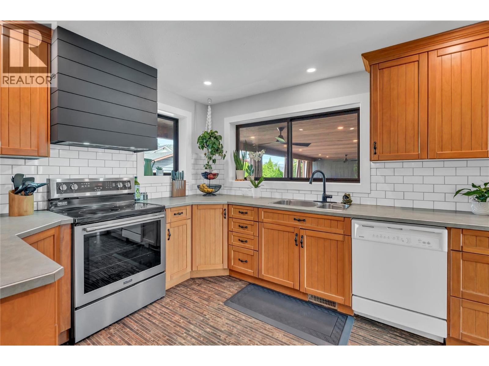 10816 Victoria Road S - 9