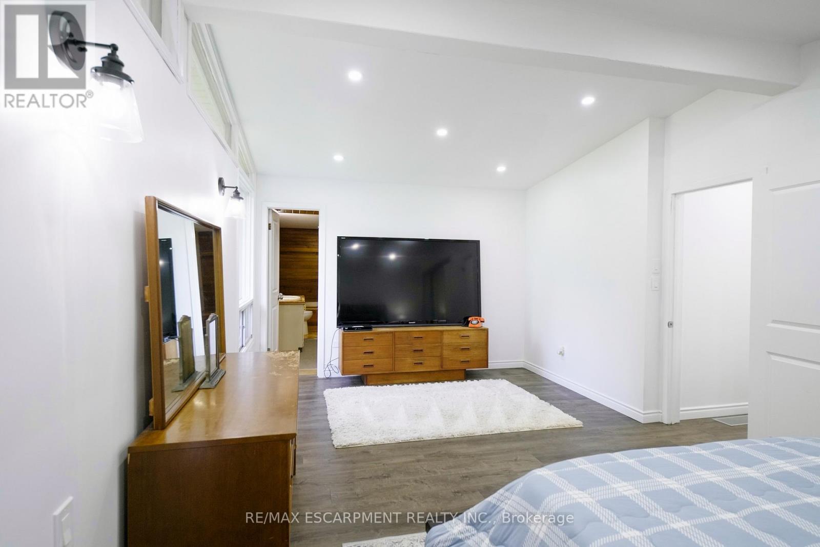 560 CRANE COURT - 22