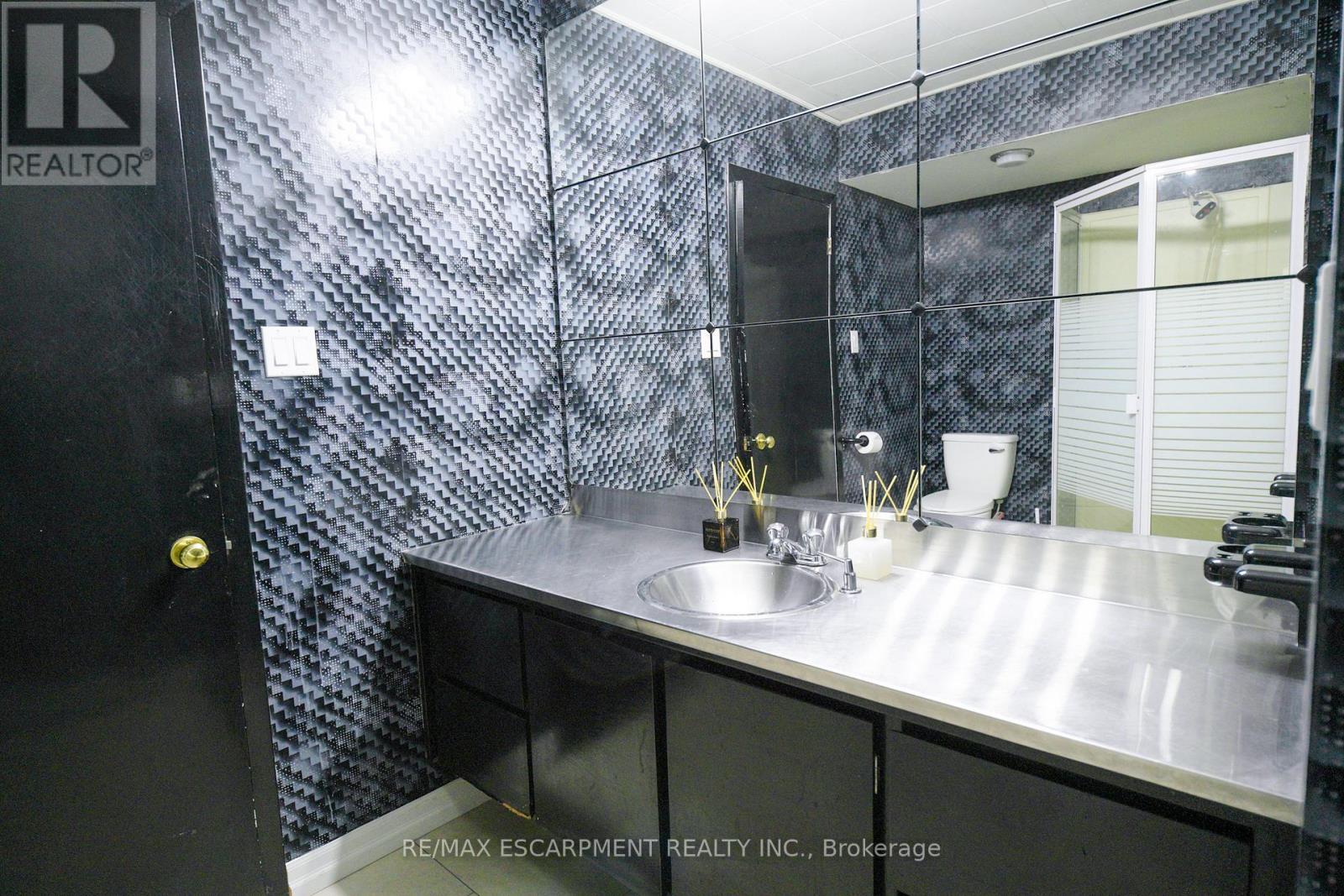 560 CRANE COURT - 34