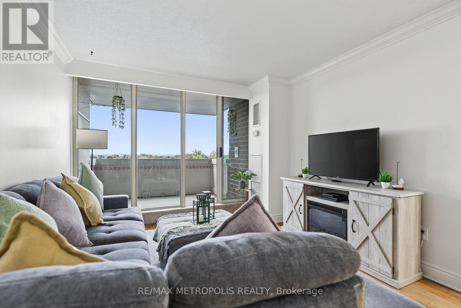 #707 44 FALBY COURT - 17
