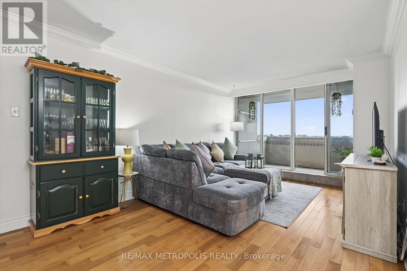 #707 44 FALBY COURT - 18