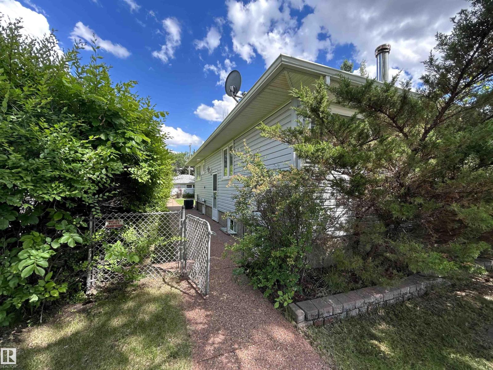 9457 79 ST NW - 31
