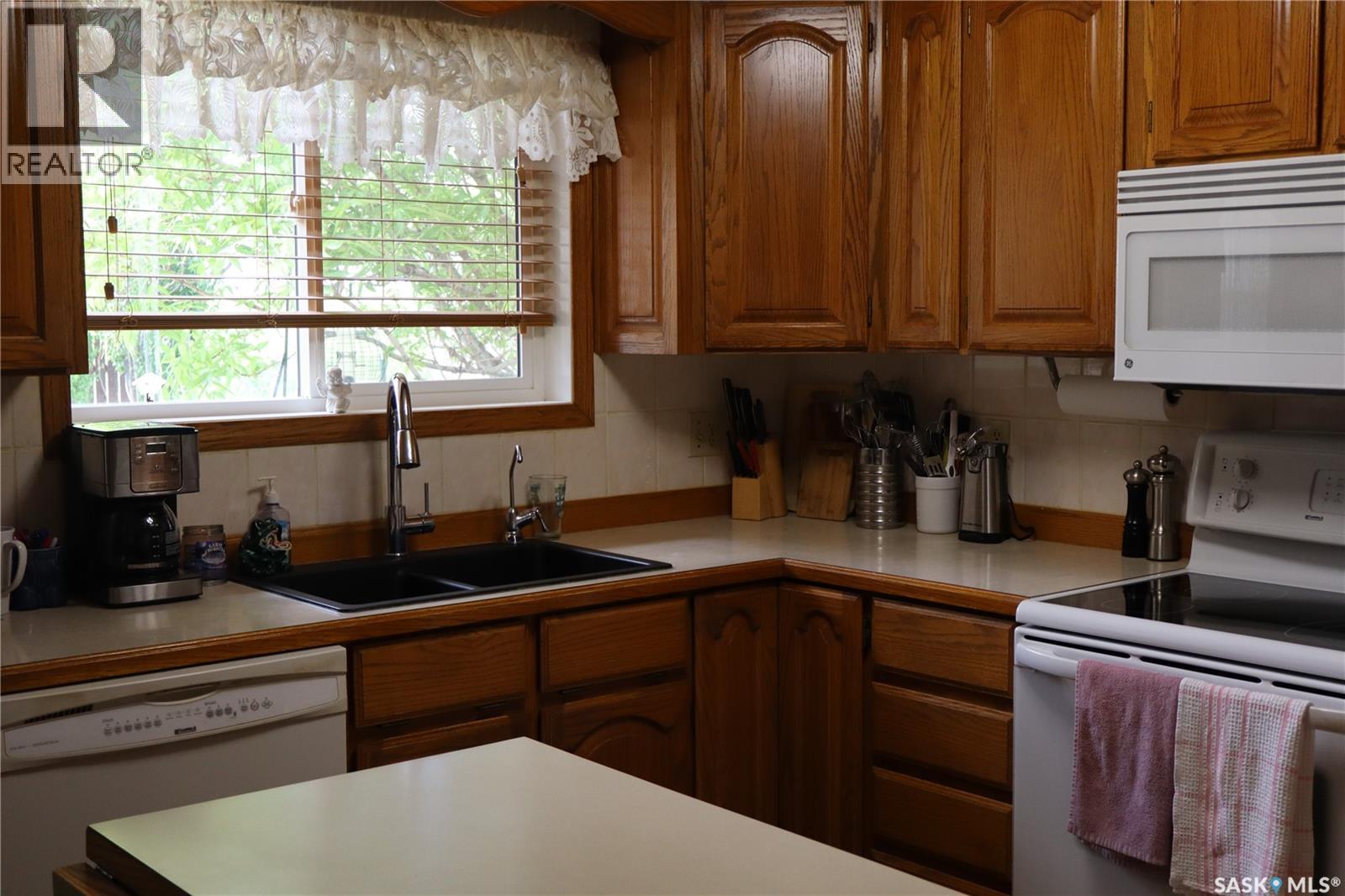1010 Granville AVENUE - 4