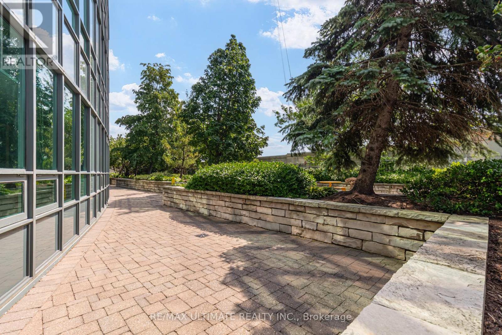 #319 25 GREENVIEW AVENUE - Image 26