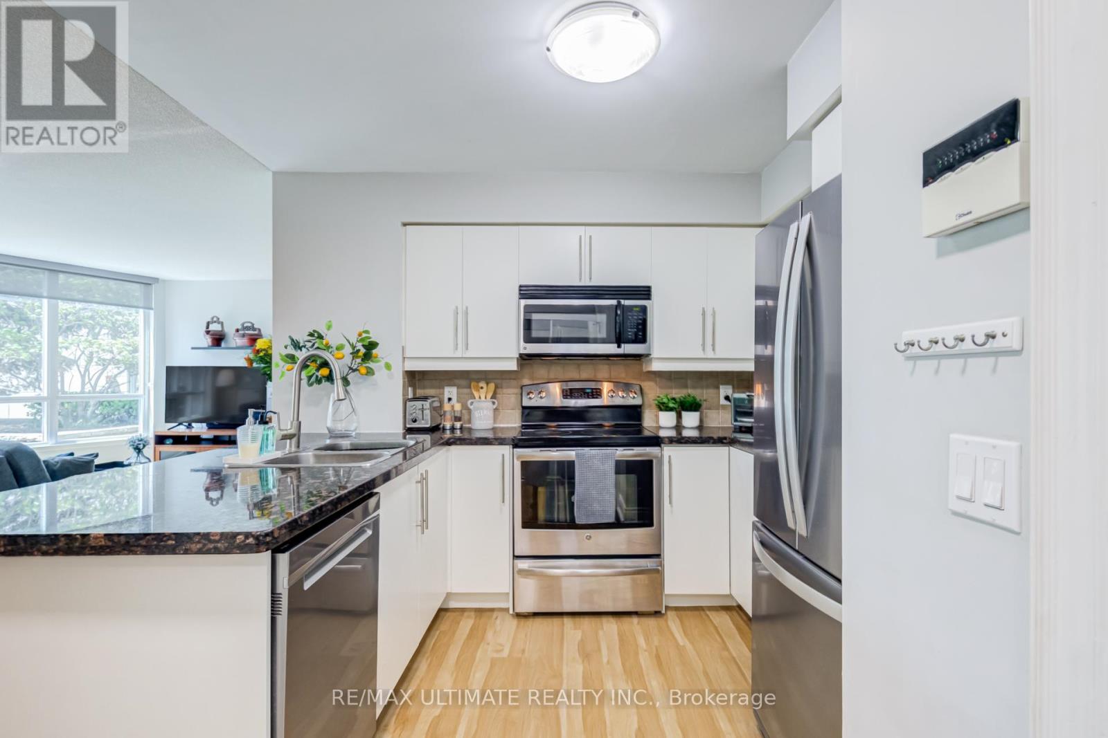 #319 25 GREENVIEW AVENUE - Image 7