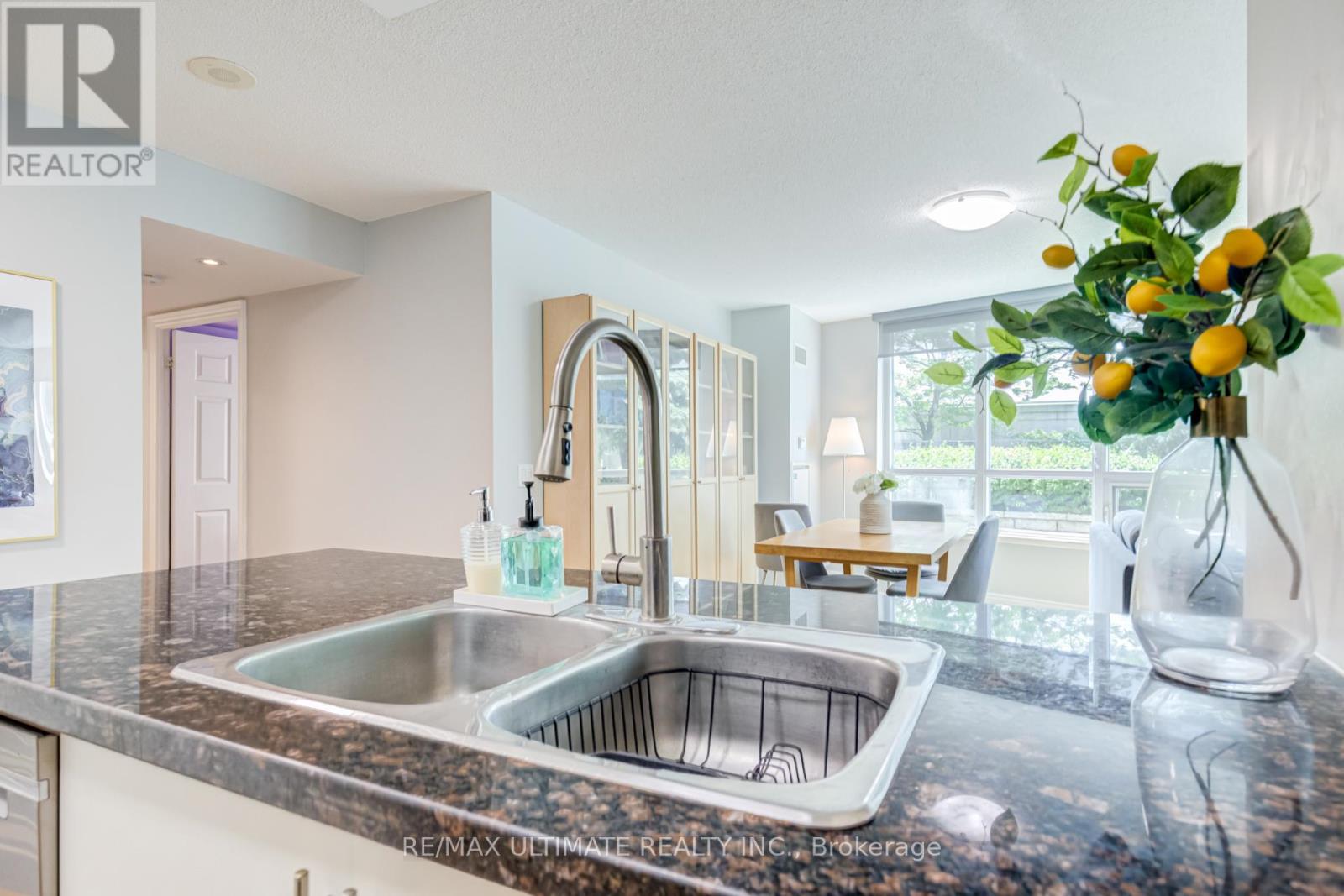 #319 25 GREENVIEW AVENUE - Image 8