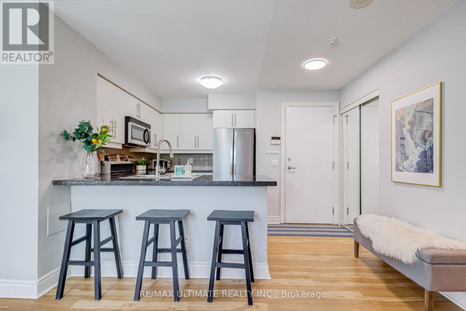 #319 25 GREENVIEW AVENUE - Image 9