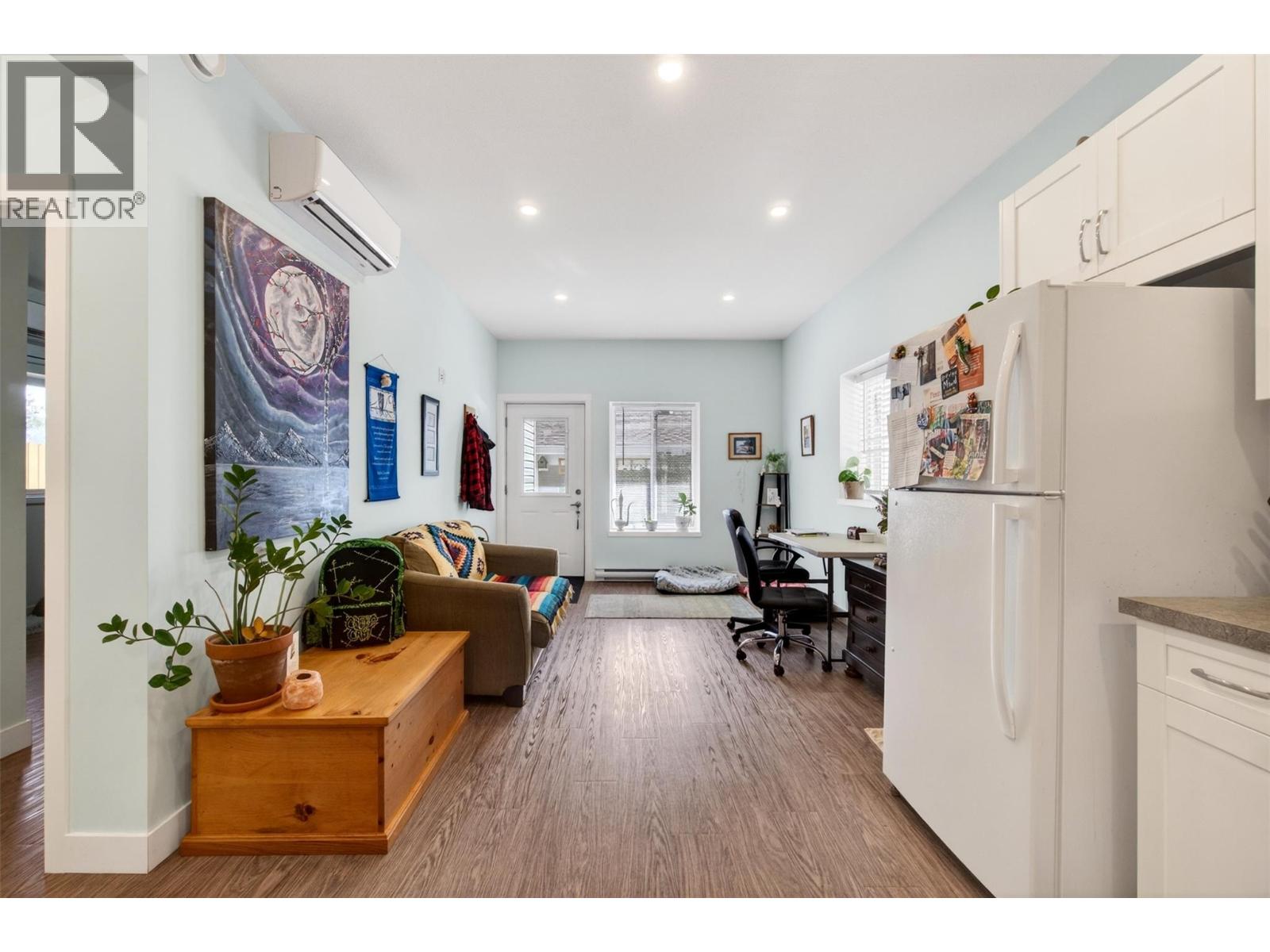 6841 46 Street NE - 48