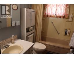 605 5th Avenue W, Assiniboia, SK S0H0B0 Photo 30
