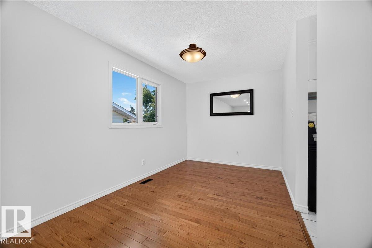 11327 165 AV NW - 14