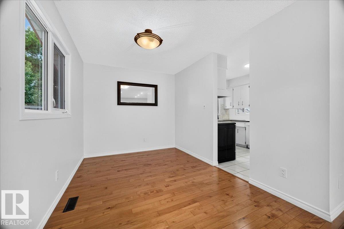11327 165 AV NW - 15