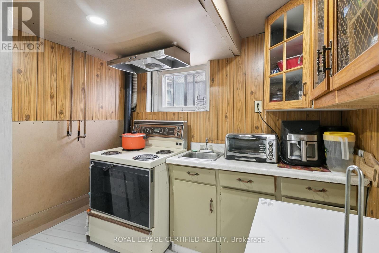 1121 VALENTINE DRIVE - 24
