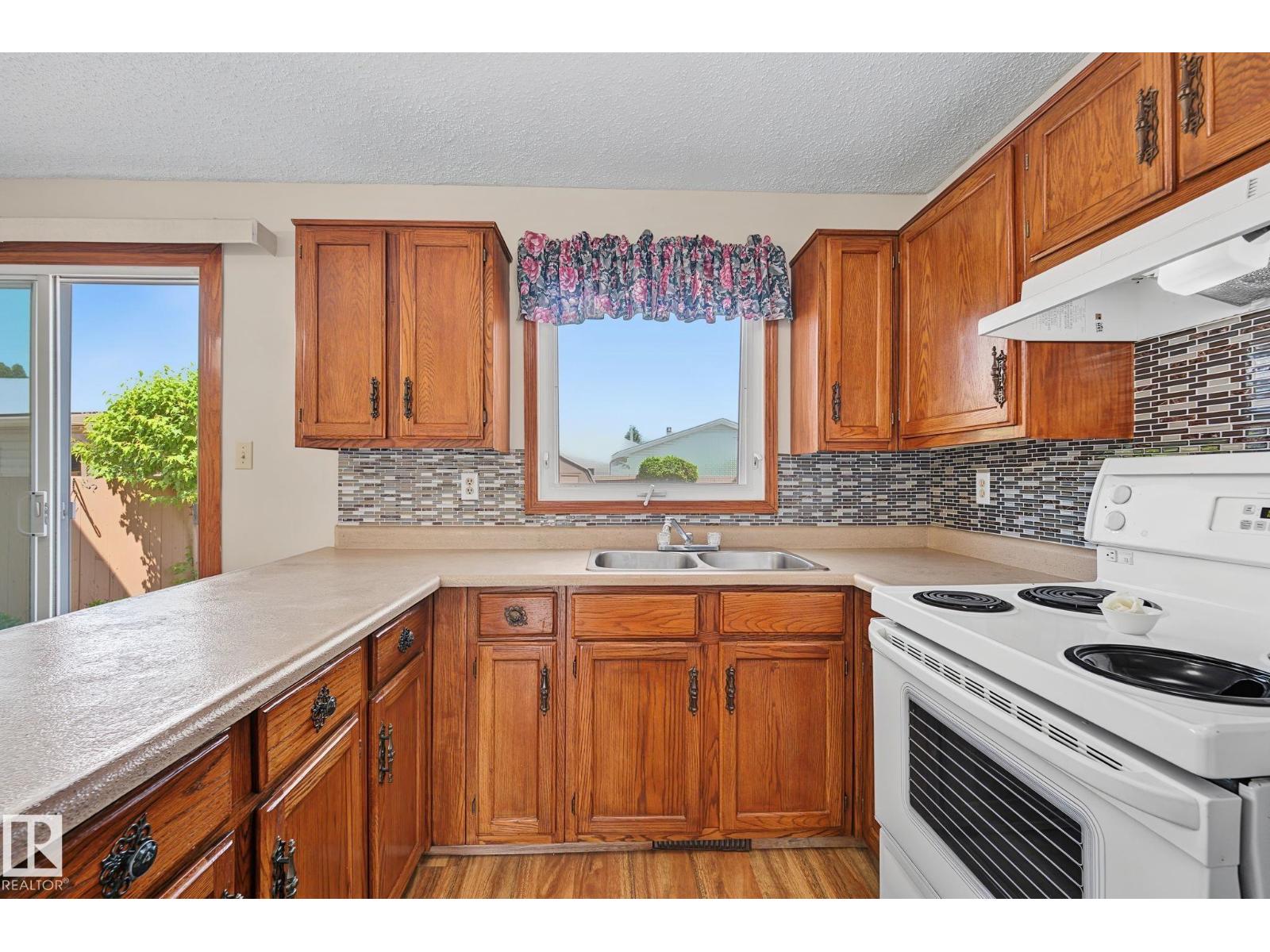 9516 173 AV NW - 12