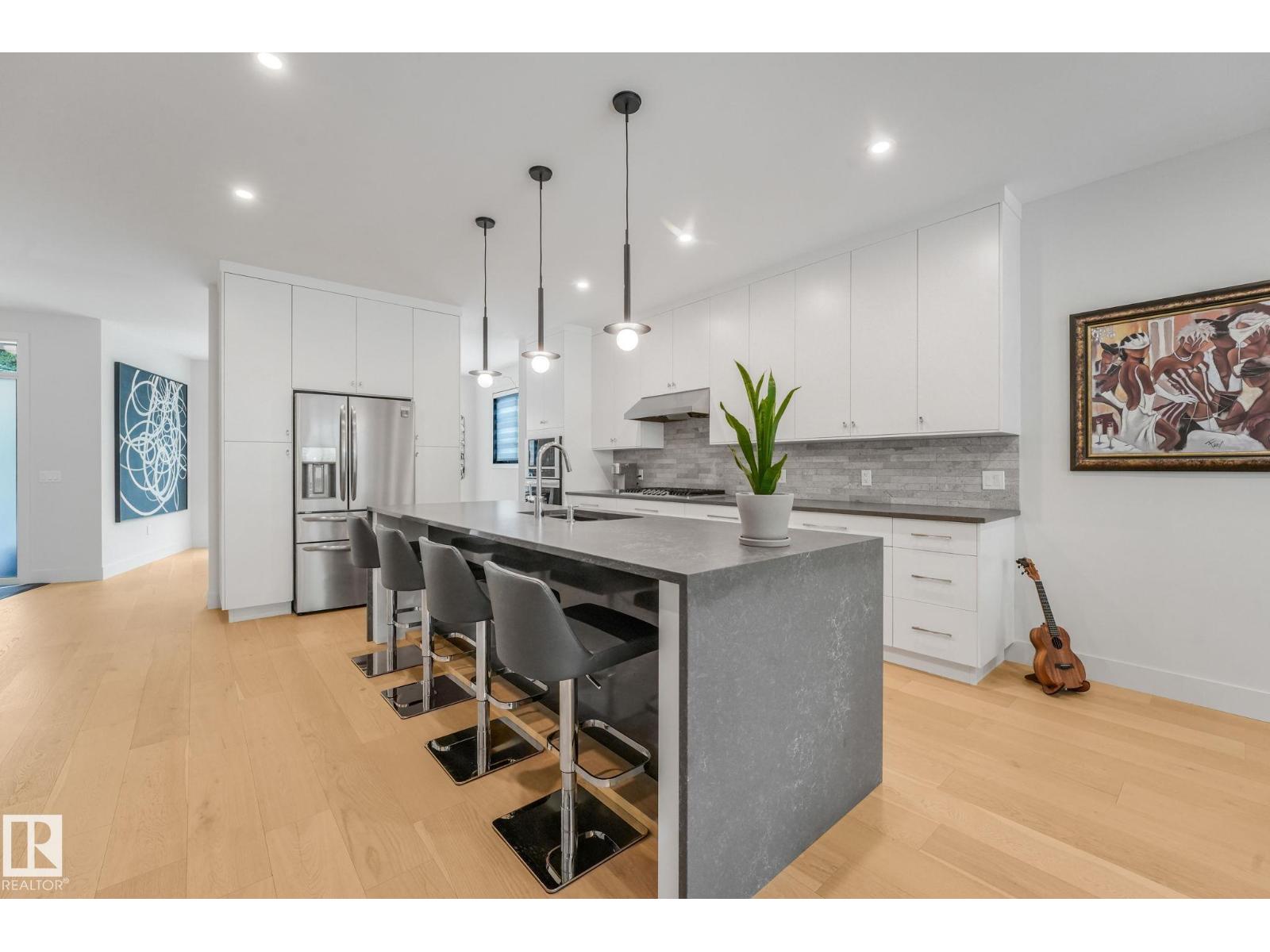 11247 71 AV NW - 11