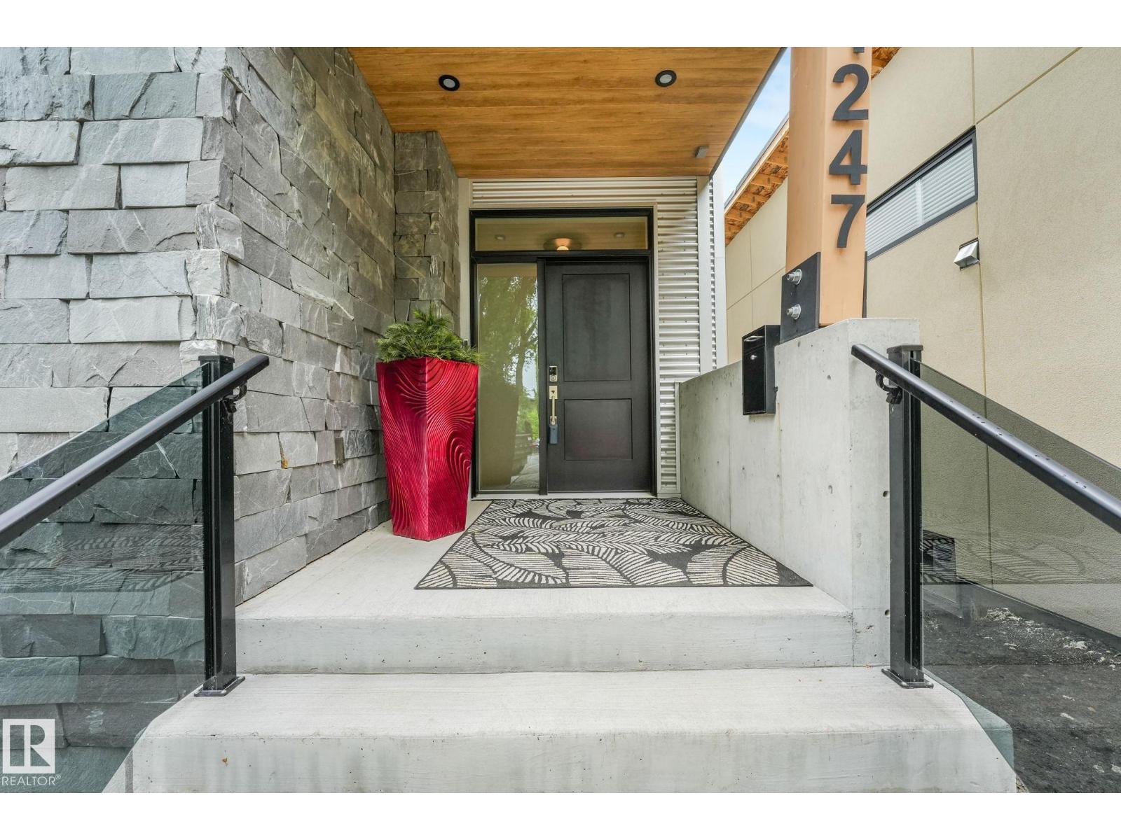 11247 71 AV NW - 5