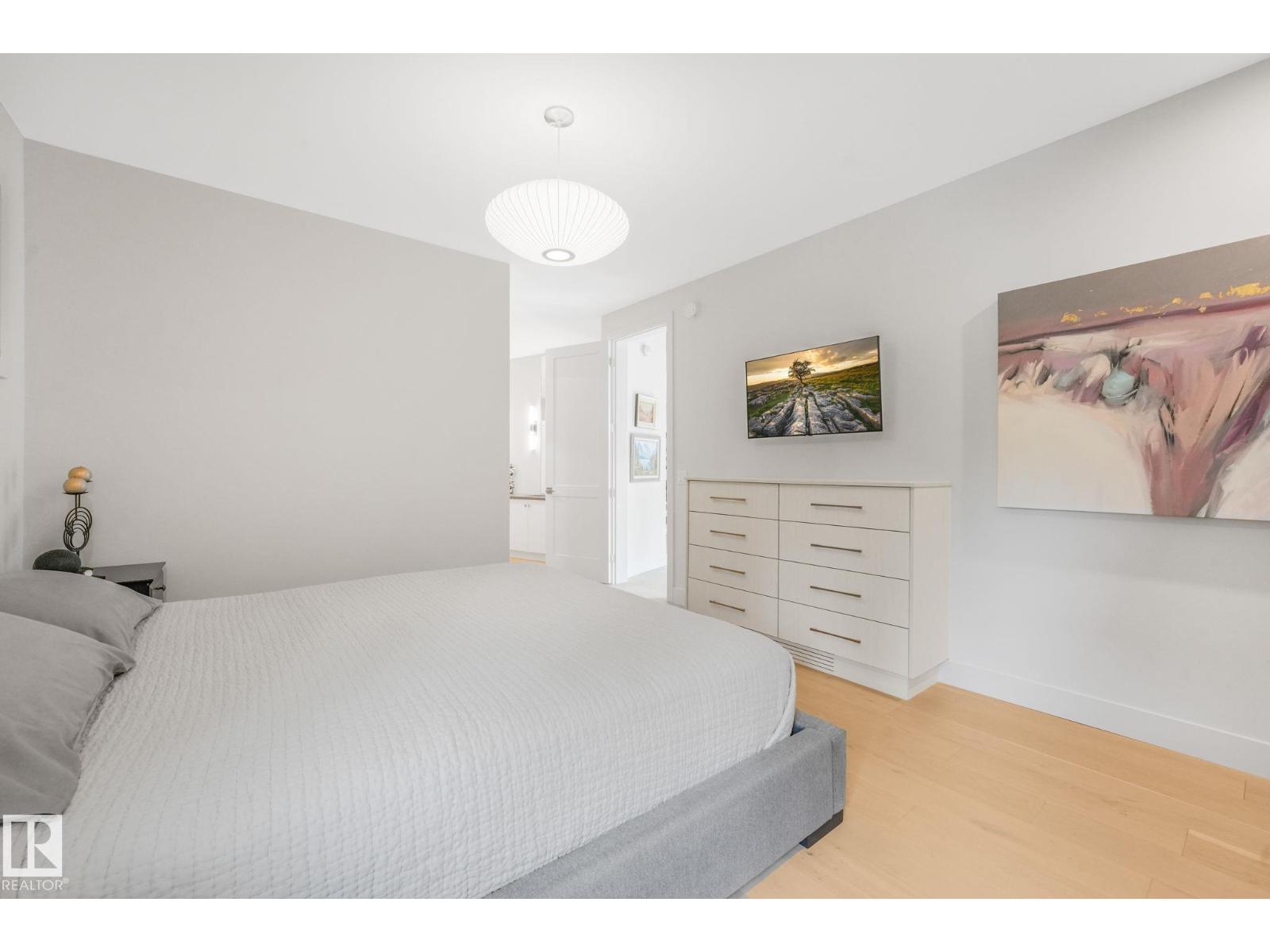 11247 71 AV NW - 25