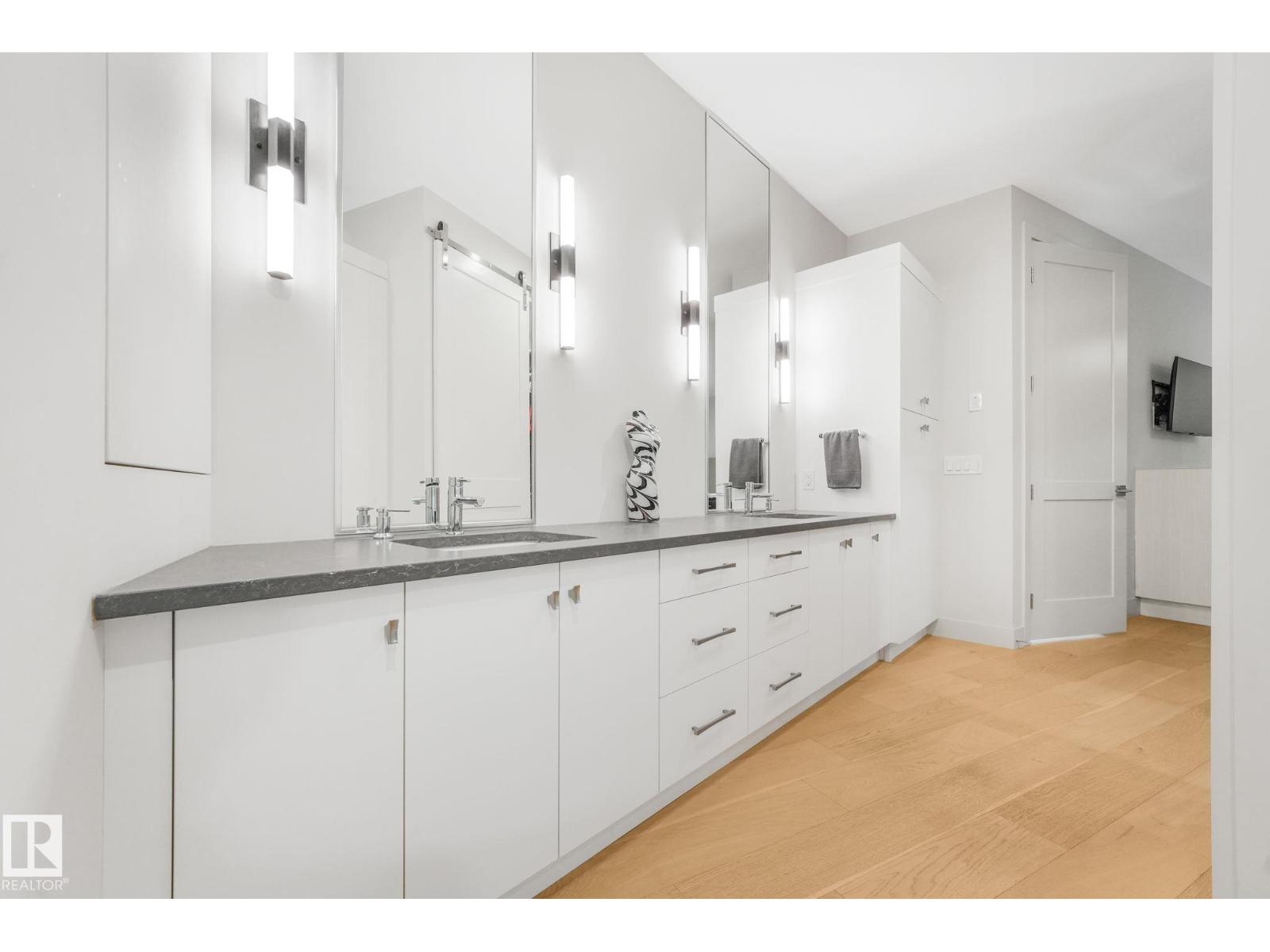 11247 71 AV NW - 27