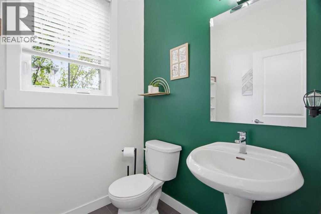 #2101 5305 32 Avenue SW - 23
