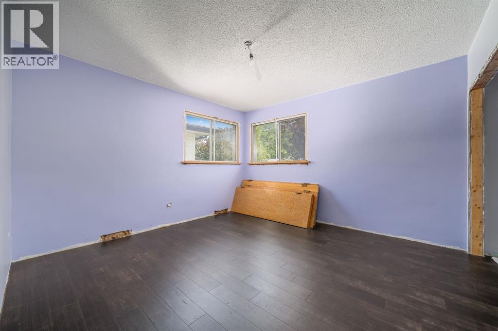 121 5 Street SE — photo 8