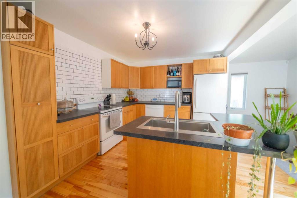 1410 42 Street SW — photo 14