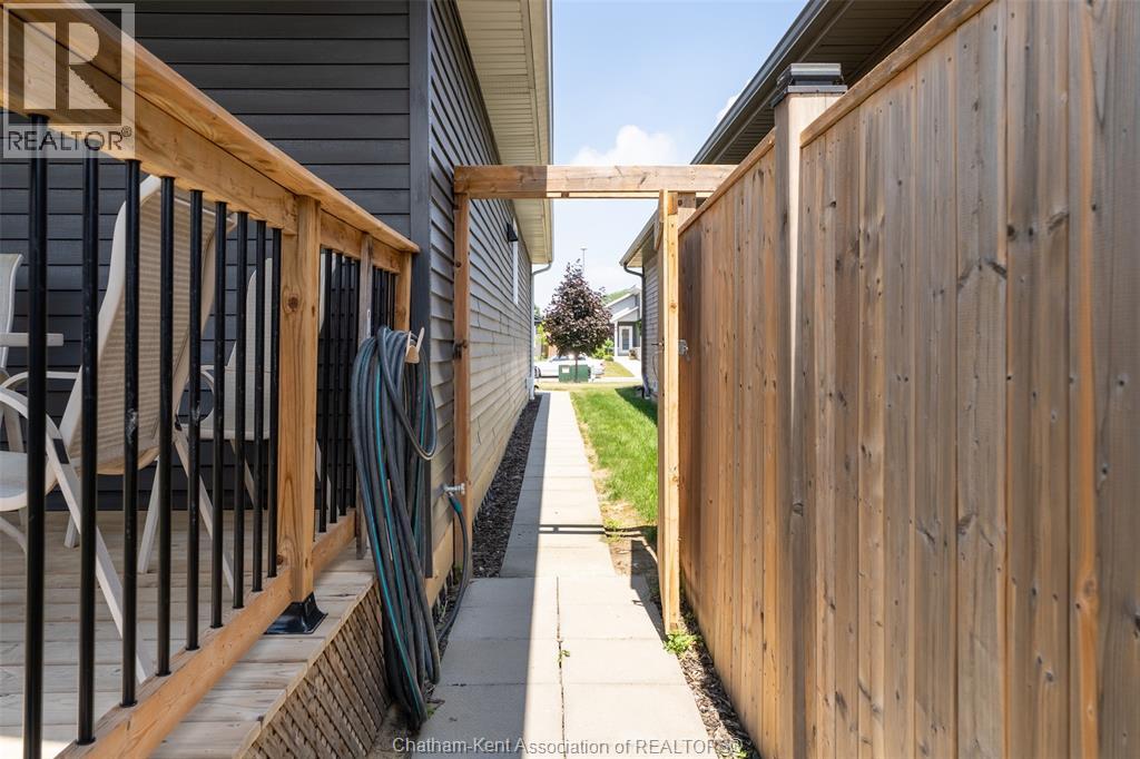 105 Moonstone CRESCENT - 40