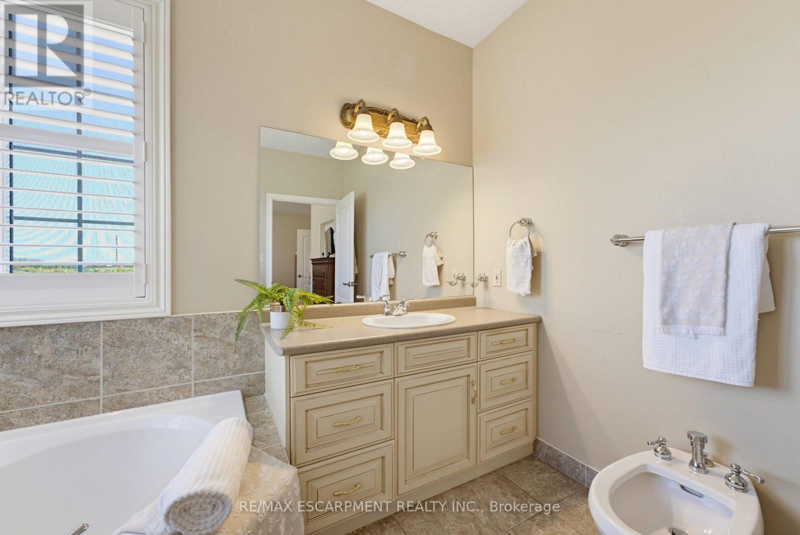 4188 VICTORIA AVENUE - 25