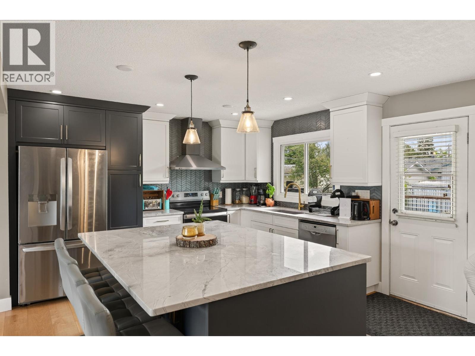 2475 HAMMOND AVENUE - 4