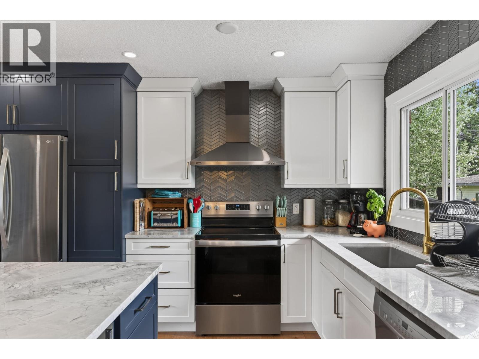 2475 HAMMOND AVENUE - 6