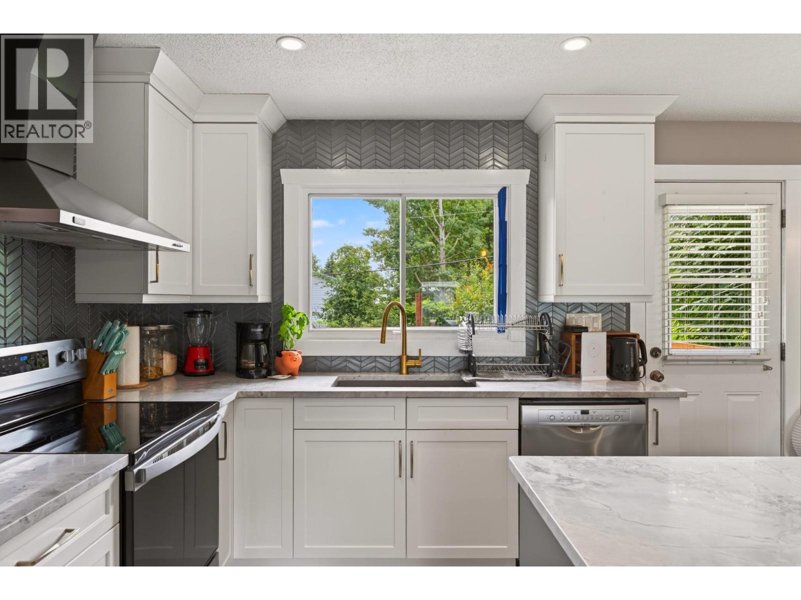 2475 HAMMOND AVENUE - 7