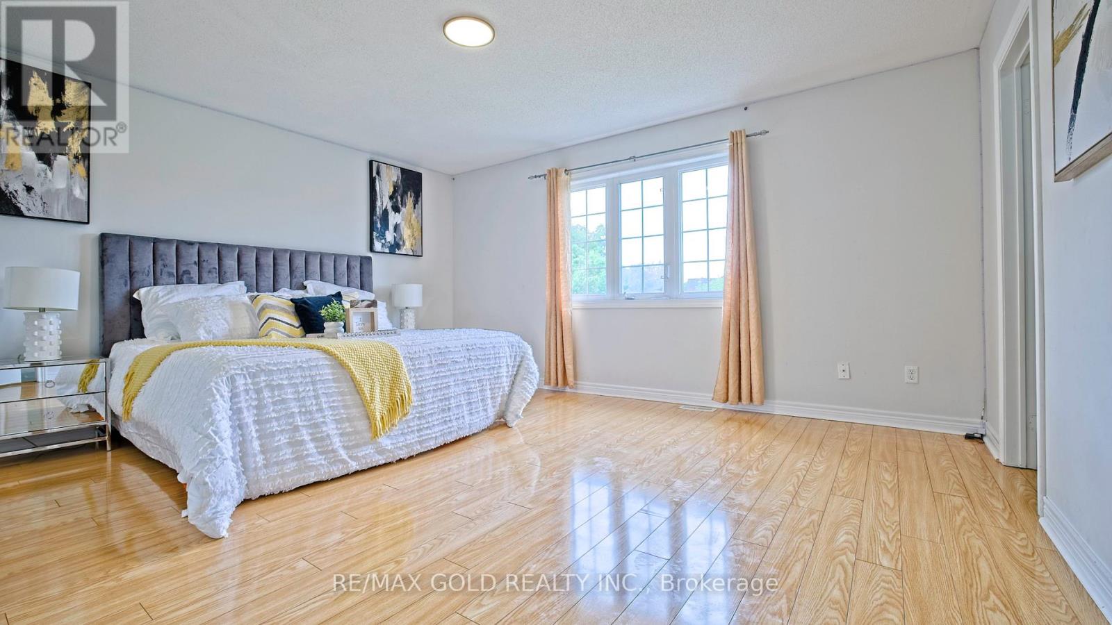 20 TATRA CRESCENT - 19