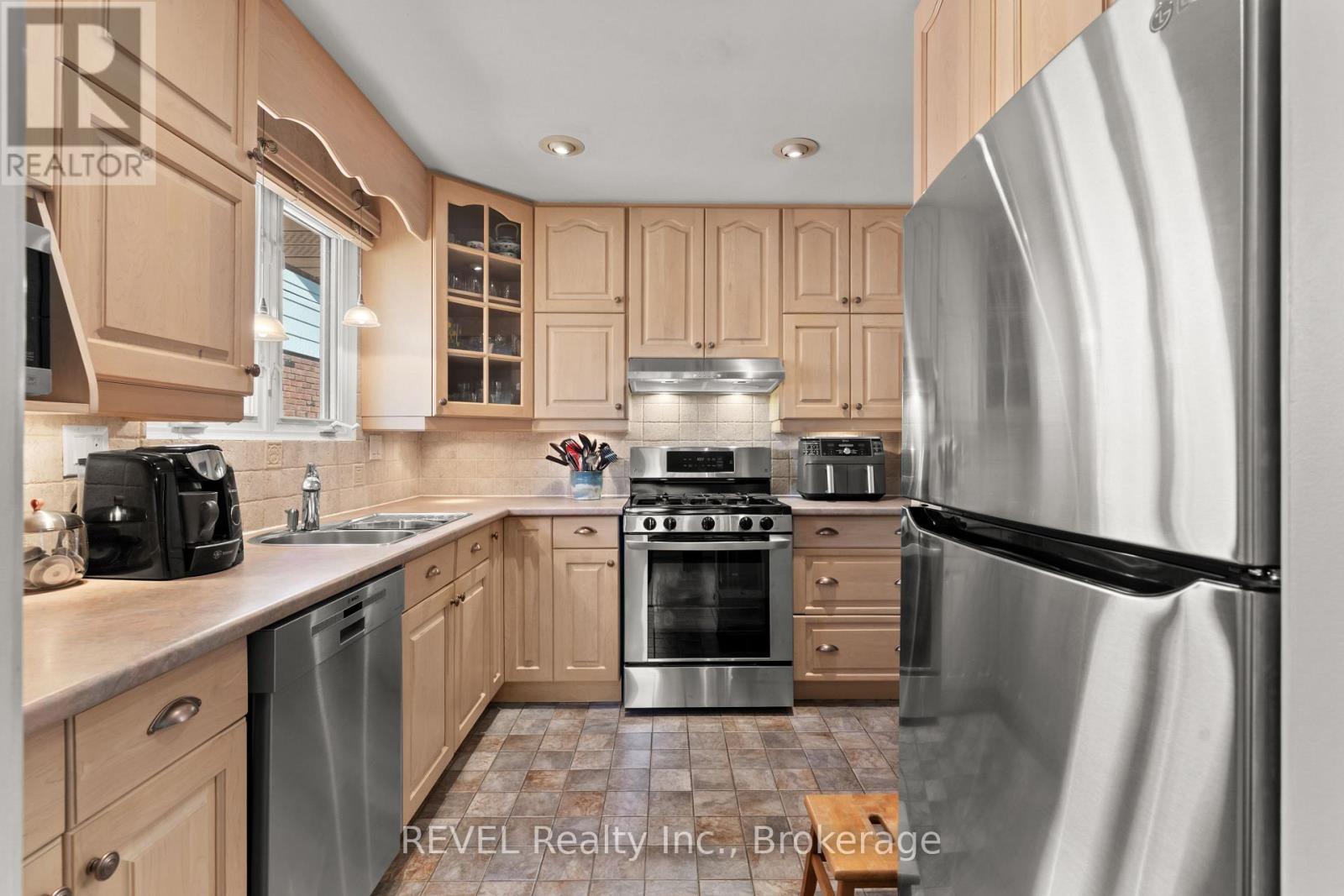 323 BARRICK ROAD - 10