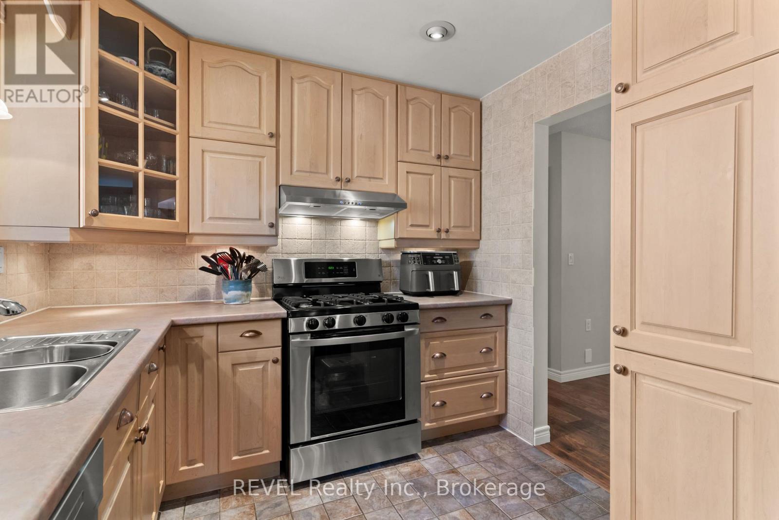323 BARRICK ROAD - 12