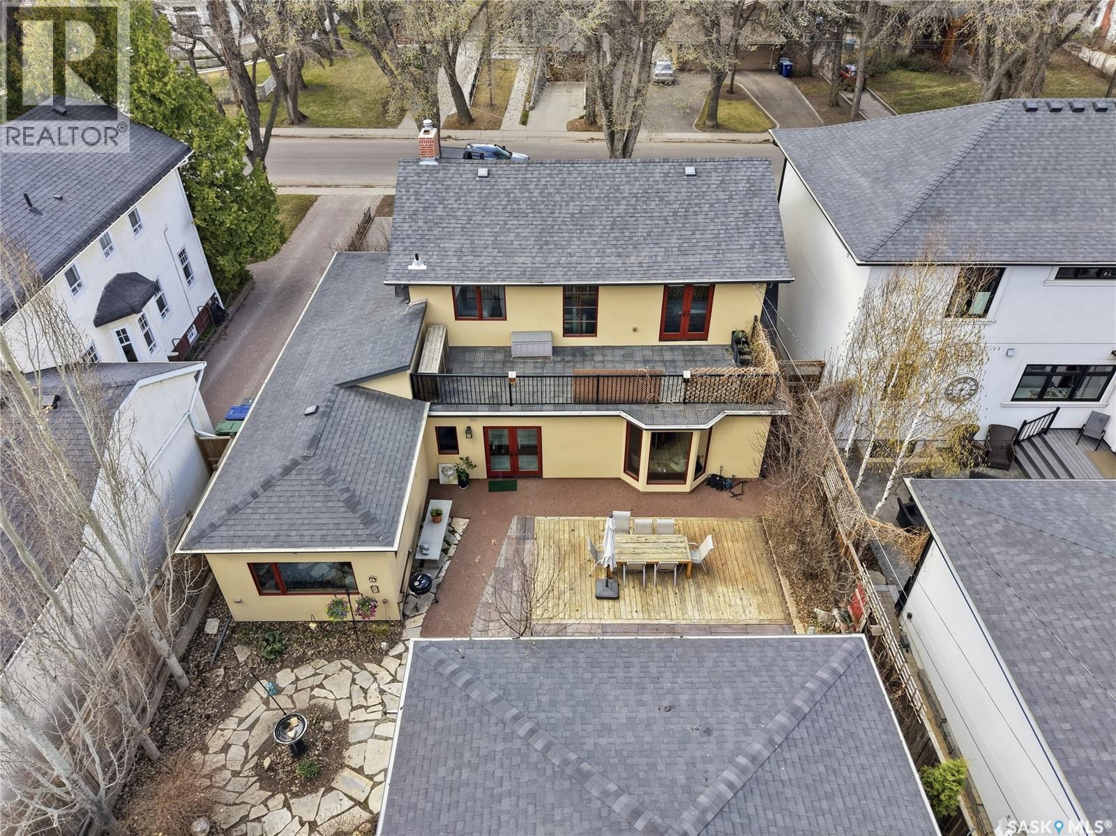 208 Saskatchewan CRESCENT W - 4