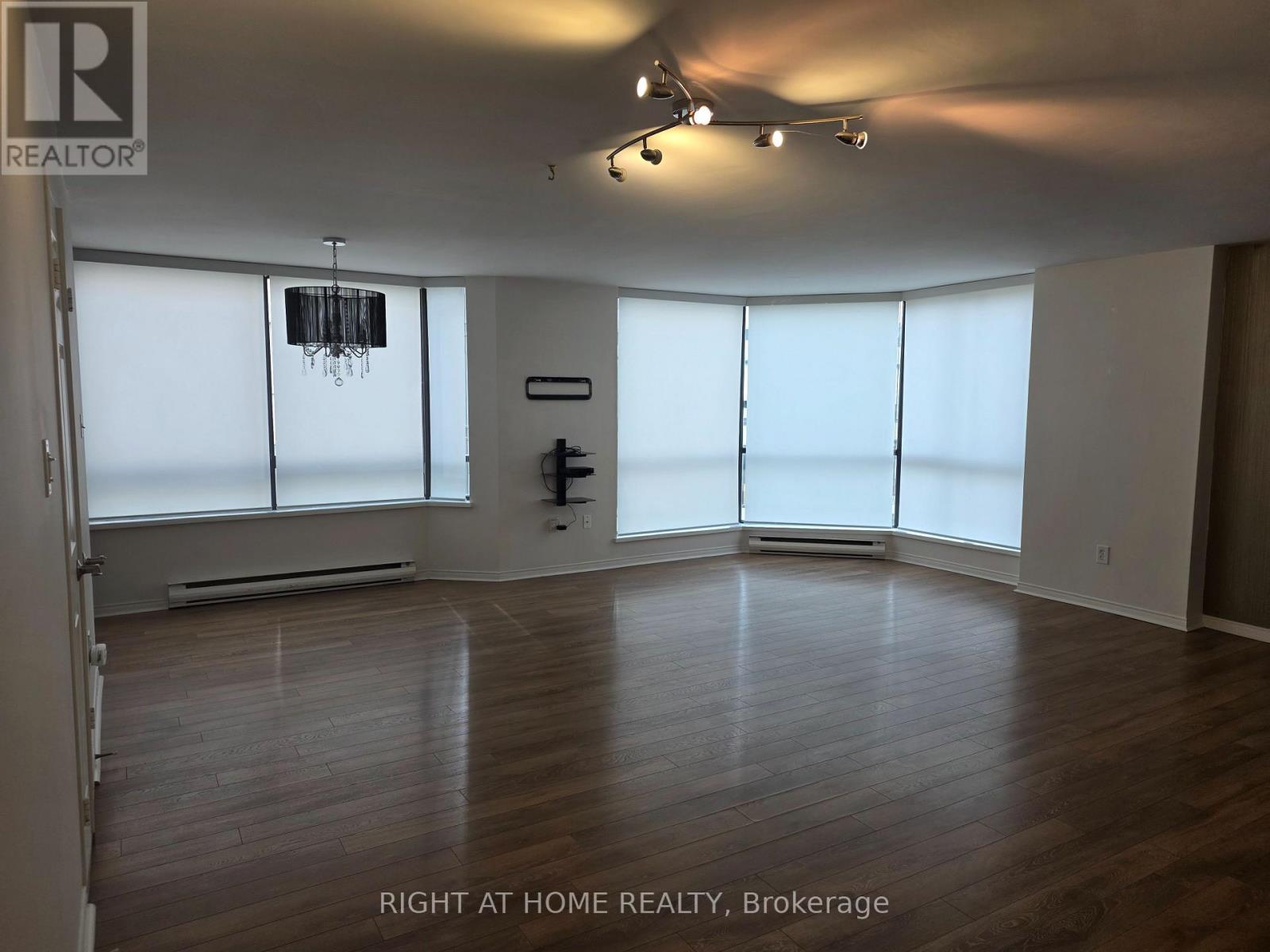 Photo of 280 Simcoe Street