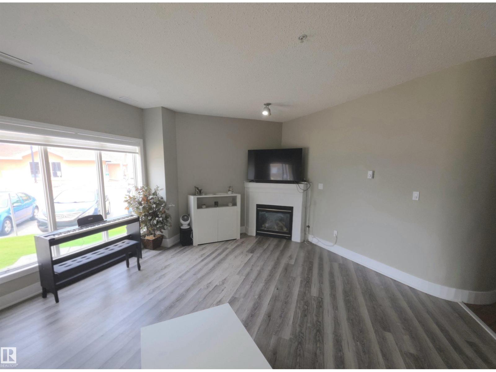 #104 4312 139 AV NW - 5